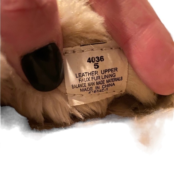 Minnitonka Women’s Leather Moccasins - Picture 8 of 10